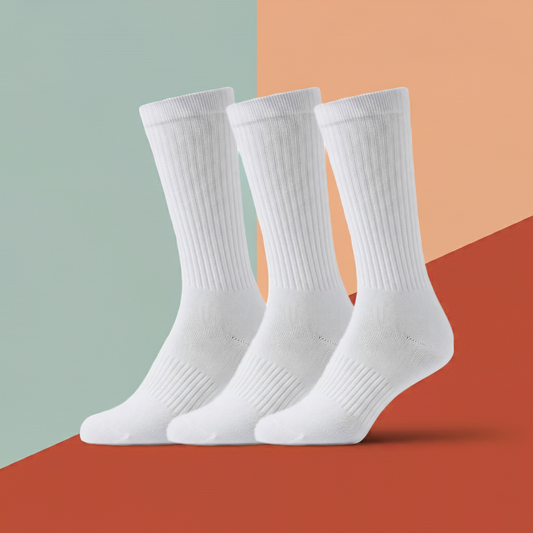 3er Pack Weiße Bio Tennissocken vor bunten Hintergrund